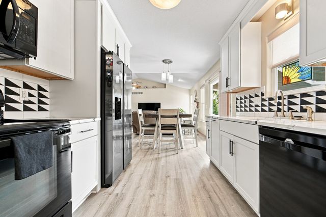 5610 NW 52nd Street, Johnston, IA 50131