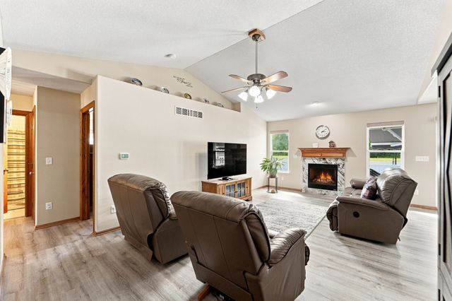 5610 NW 52nd Street, Johnston, IA 50131
