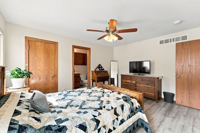 5610 NW 52nd Street, Johnston, IA 50131