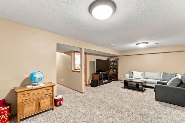 5610 NW 52nd Street, Johnston, IA 50131
