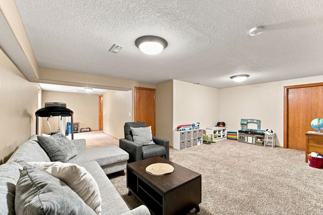 5610 NW 52nd Street, Johnston, IA 50131
