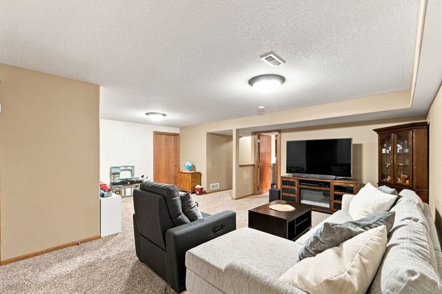 5610 NW 52nd Street, Johnston, IA 50131