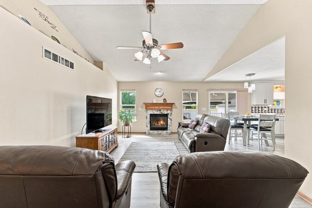 5610 NW 52nd Street, Johnston, IA 50131