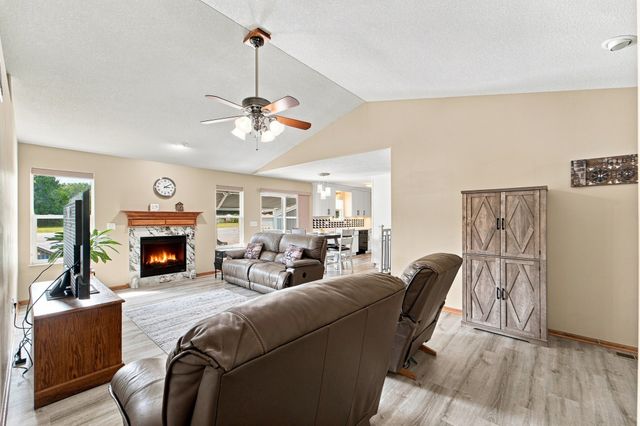 5610 NW 52nd Street, Johnston, IA 50131
