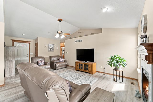 5610 NW 52nd Street, Johnston, IA 50131