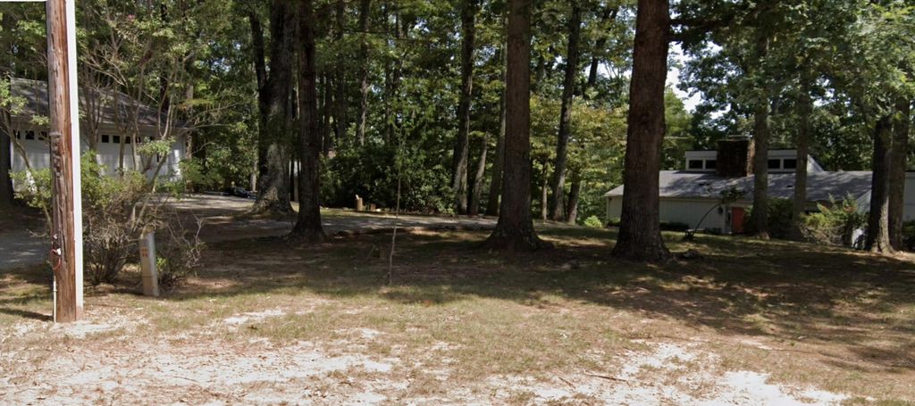 300 Summer LN, Huddleston, VA 24104