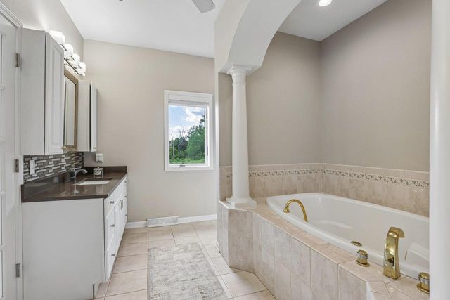 902 N Fairbrook Drive, Waunakee, WI 53597