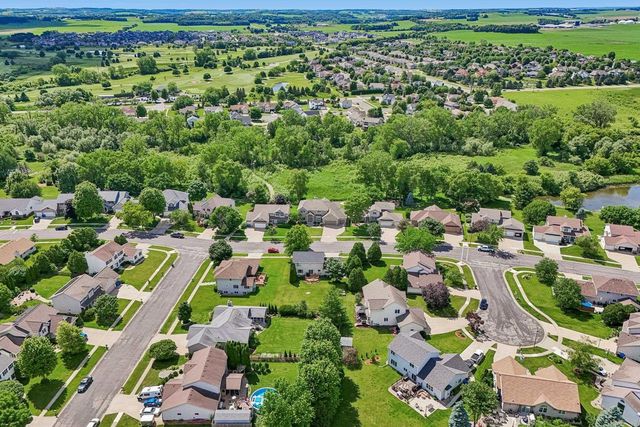 902 N Fairbrook Drive, Waunakee, WI 53597
