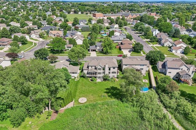 902 N Fairbrook Drive, Waunakee, WI 53597