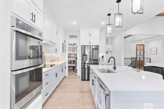 204 N Blarney Court, Nixa, MO 65714