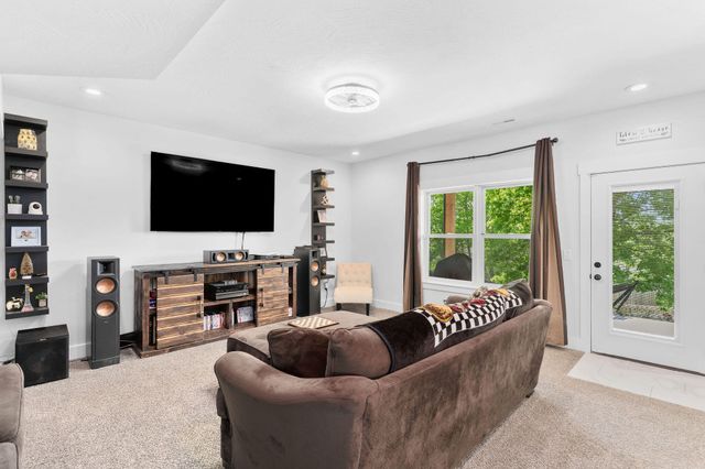 204 N Blarney Court, Nixa, MO 65714