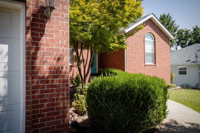 107 W Twin Oak Drive, Nixa, MO 65714
