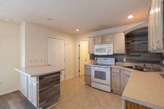 107 W Twin Oak Drive, Nixa, MO 65714