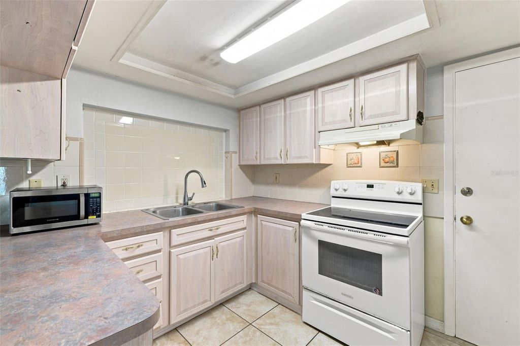 Image 11 of property listing at 3431 OVERLAND DRIVE, Holiday, FL 34691
