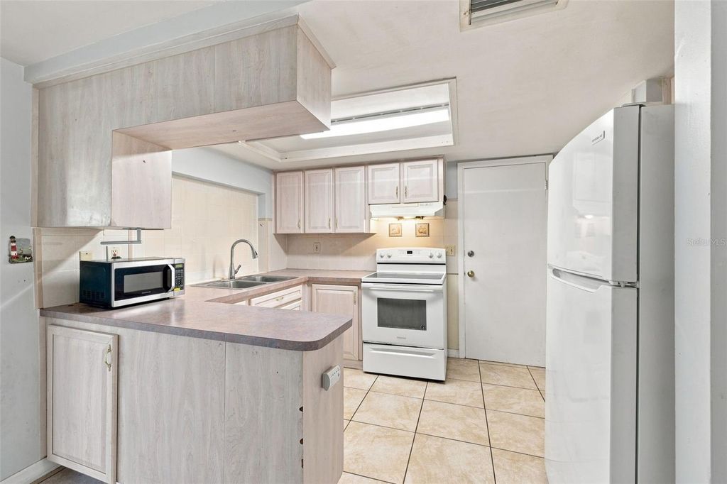 Image 9 of property listing at 3431 OVERLAND DRIVE, Holiday, FL 34691