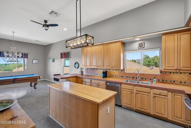 985 N Arizona Estates Loop, Tucson, AZ 85748