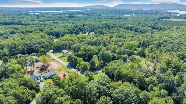 95 Stripers Landing RD, Moneta, VA 24121