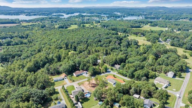 95 Stripers Landing RD, Moneta, VA 24121