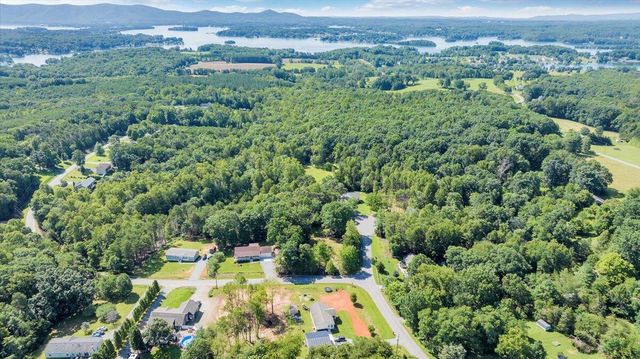 95 Stripers Landing RD, Moneta, VA 24121