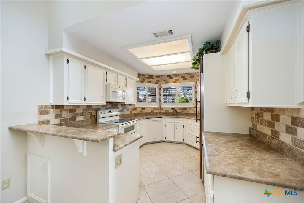 Image 11 of property listing at 5 Cypress Point, Wimberley, TX 78676