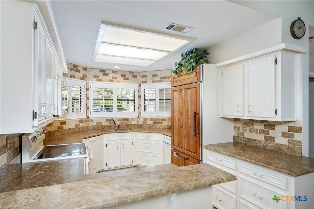 Image 12 of property listing at 5 Cypress Point, Wimberley, TX 78676