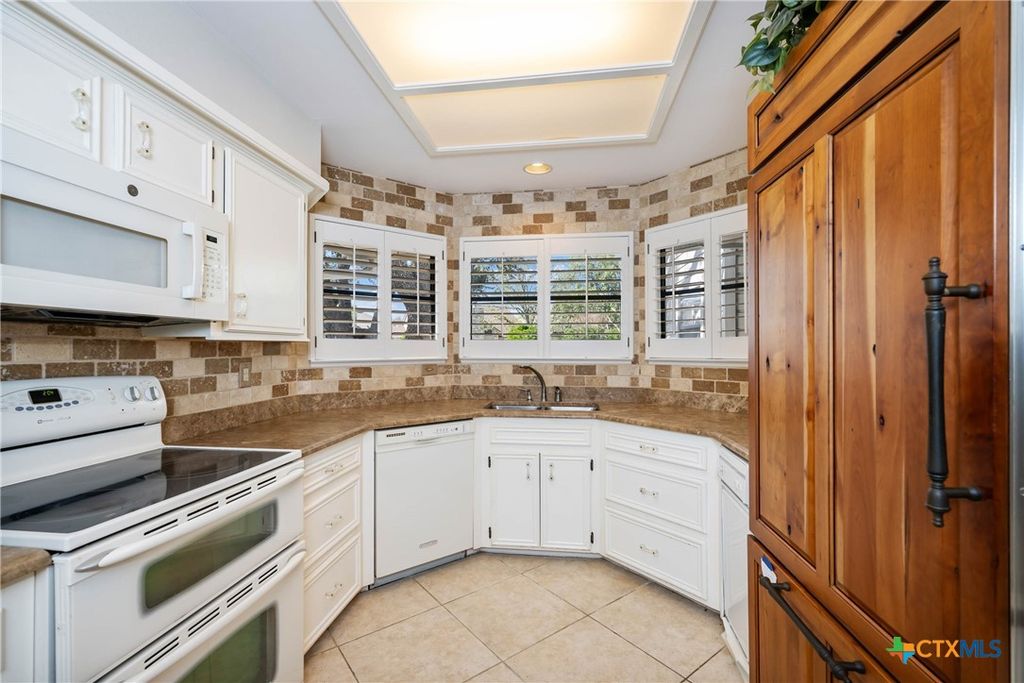 Image 13 of property listing at 5 Cypress Point, Wimberley, TX 78676