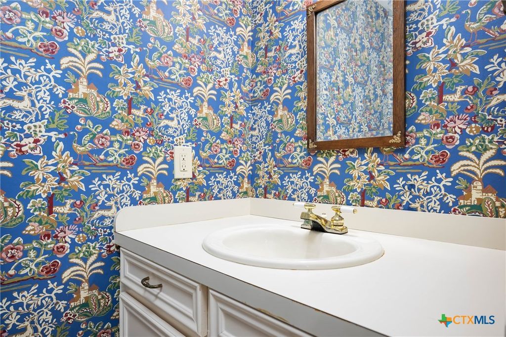 Image 17 of property listing at 5 Cypress Point, Wimberley, TX 78676
