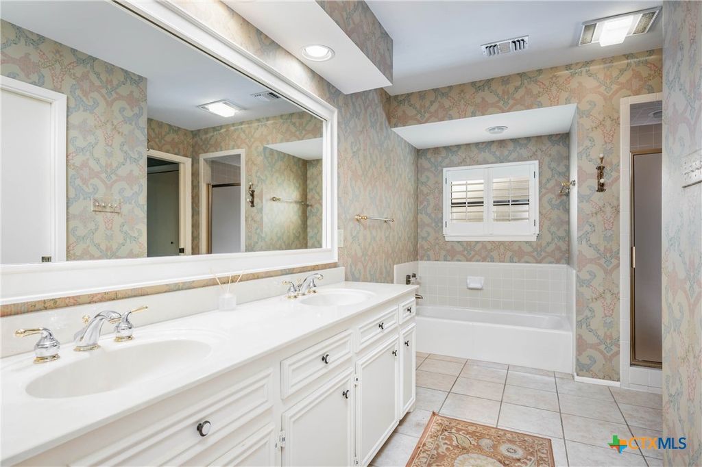 Image 8 of property listing at 5 Cypress Point, Wimberley, TX 78676