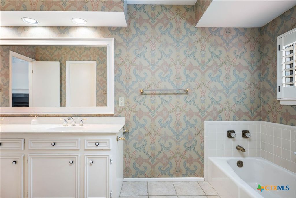 Image 9 of property listing at 5 Cypress Point, Wimberley, TX 78676