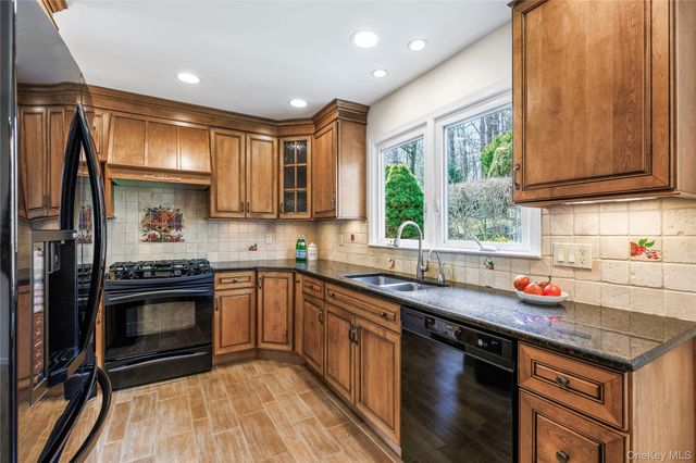 14 Loewen Court, Rye, NY 10580