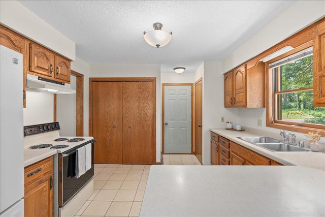 908 Bluebird Court N, North Hudson, WI 54016