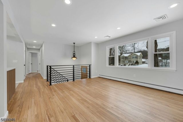 120 Star Lake Rd, Bloomingdale Boro, NJ 07403