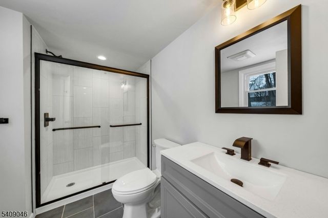 120 Star Lake Rd, Bloomingdale Boro, NJ 07403