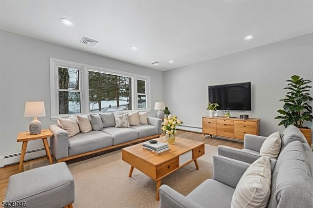 120 Star Lake Rd, Bloomingdale Boro, NJ 07403