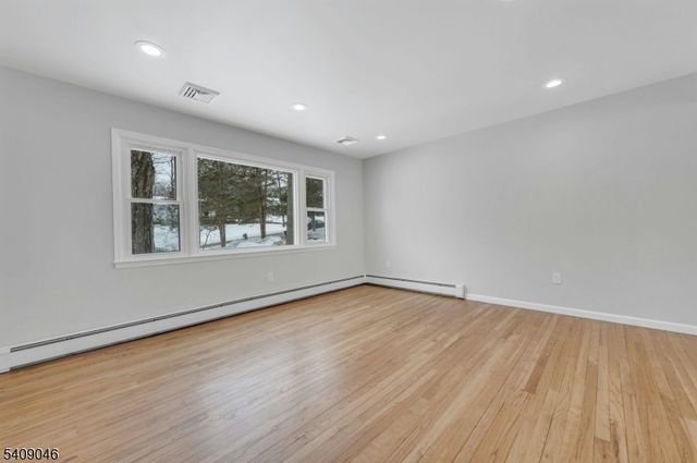 120 Star Lake Rd, Bloomingdale Boro, NJ 07403