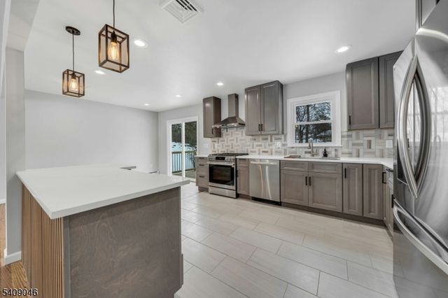 120 Star Lake Rd, Bloomingdale Boro, NJ 07403