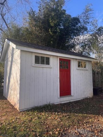 23 Amwell Rd, Millstone Boro, NJ 08844