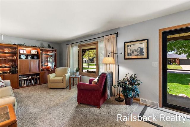 6584 Wahlfield Avenue Nw, Alpine Twp, MI 49321