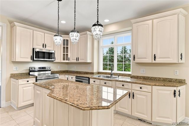 8817 Stonebriar Drive, Clarence, NY 14032