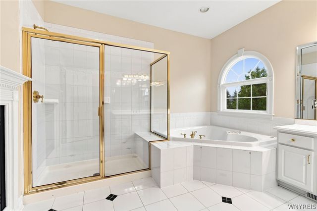 8817 Stonebriar Drive, Clarence, NY 14032