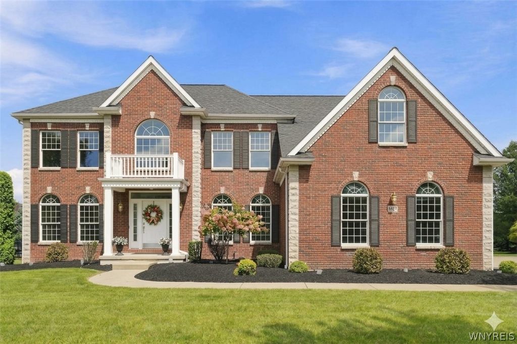 8817 Stonebriar Drive, Clarence, NY 14032