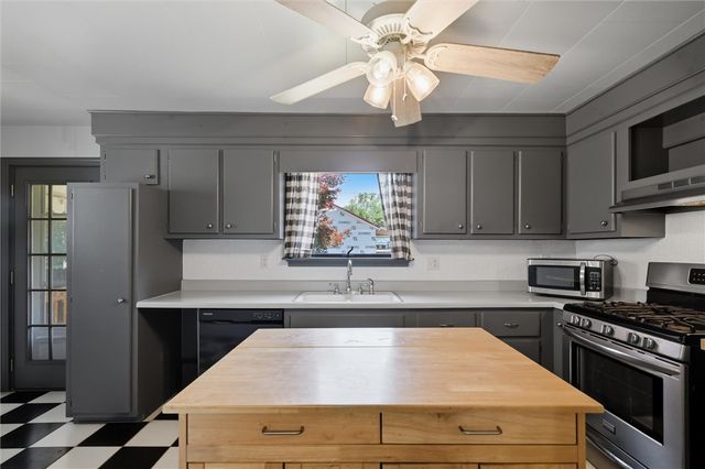 511 Mckinley Ave, East Vandergrift, PA 15629