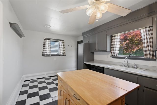 511 Mckinley Ave, East Vandergrift, PA 15629