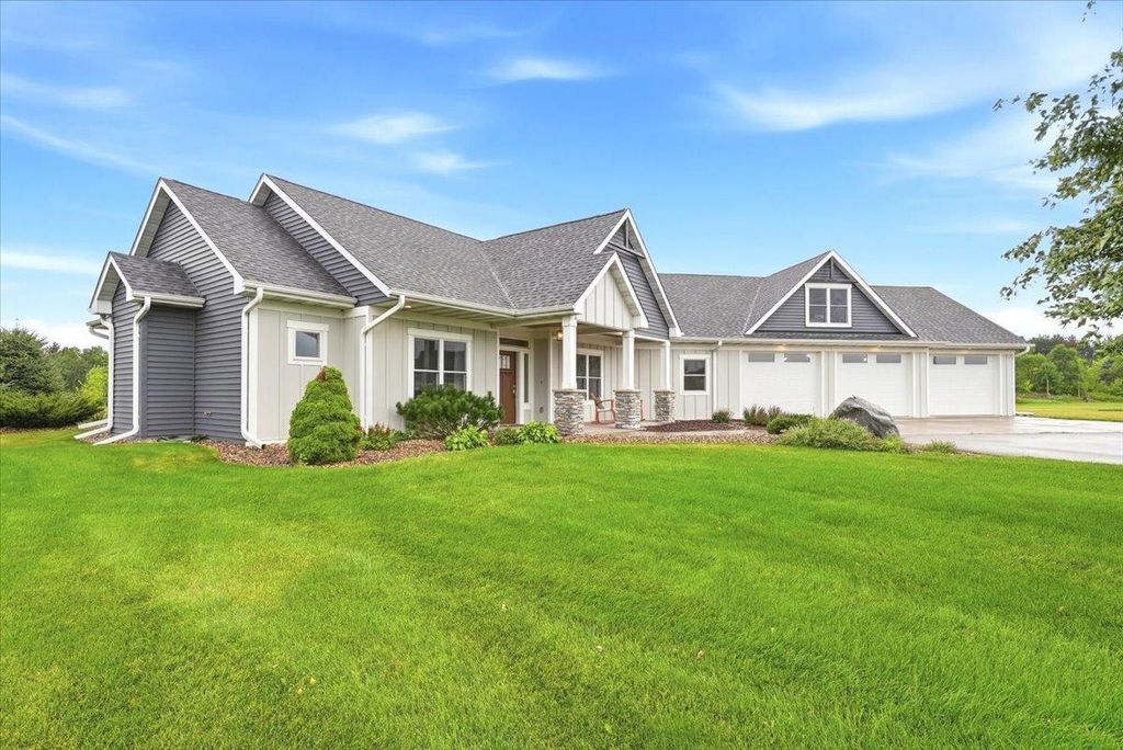 984 152nd Avenue, New Richmond, WI 54017