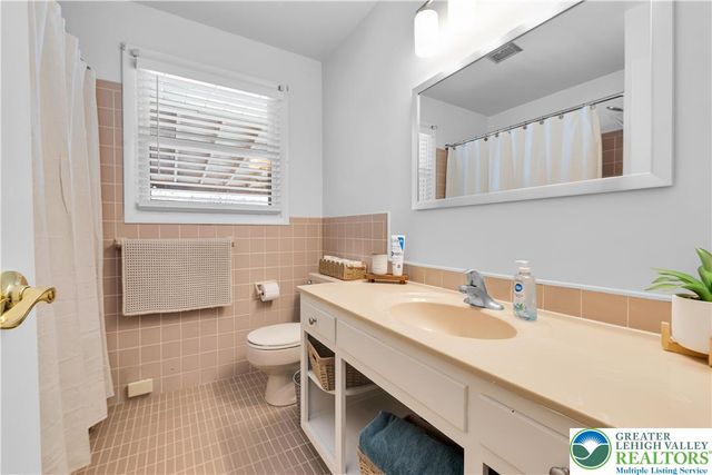 2740 Stonewood Drive, Hanover Twp, PA 18017