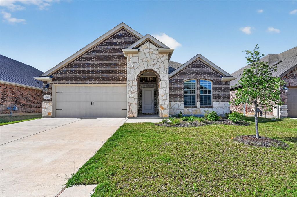 10121 High Grade Drive, Aubrey, TX 76227