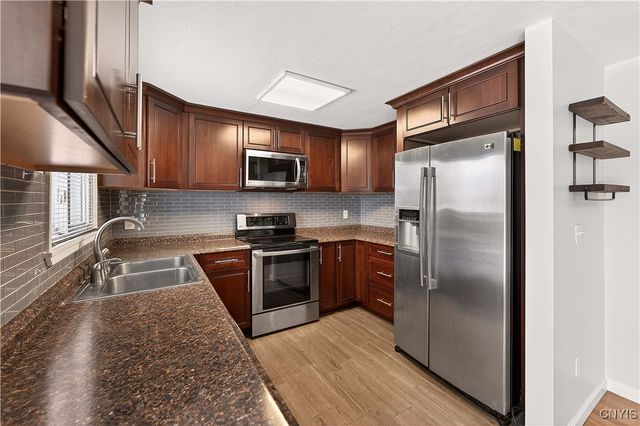 31 Meadowbrook Drive, New Hartford, NY 13413