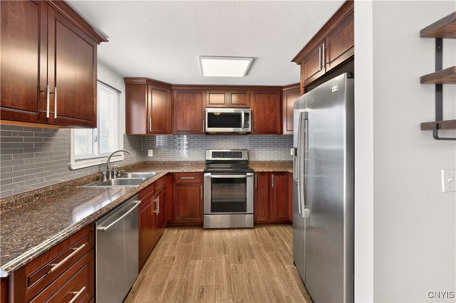 31 Meadowbrook Drive, New Hartford, NY 13413