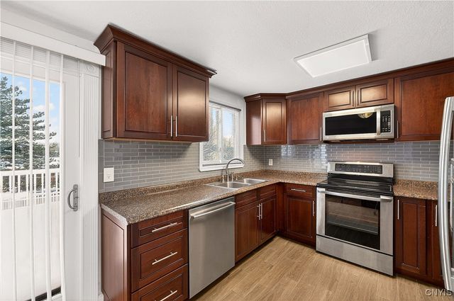 31 Meadowbrook Drive, New Hartford, NY 13413