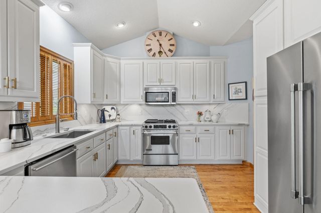 17925 39th Place N, Plymouth, MN 55446